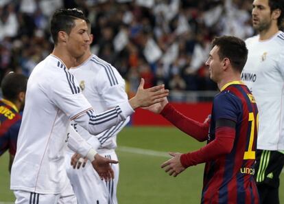 Real Madrid's Cristiano Ronaldo (L) shakes hands with Barcelona's Lionel Messi before La Liga's second 'classic' soccer match of the season at Santiago Bernabeu stadium in Madrid March 23, 2014. REUTERS/Stringer (SPAIN - Tags: SPORT SOCCER)
