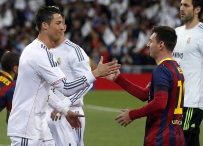 Real Madrid&#039;s Cristiano Ronaldo (L) shakes hands with Barcelona&#039;s Lionel Messi before La Liga&#039;s second &#039;classic&#039; soccer match of the season at Santiago Bernabeu stadium in Madrid March 23, 2014.  REUTERS/Stringer (SPAIN - Tags: SPORT SOCCER)