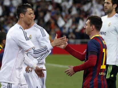 Real Madrid&#039;s Cristiano Ronaldo (L) shakes hands with Barcelona&#039;s Lionel Messi before La Liga&#039;s second &#039;classic&#039; soccer match of the season at Santiago Bernabeu stadium in Madrid March 23, 2014.  REUTERS/Stringer (SPAIN - Tags: SPORT SOCCER)