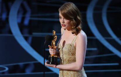 Emma Stone recoge la estatuilla por la película <i>La La Land</i> como mejor actriz.