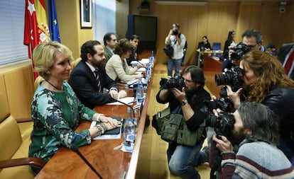 Esperanza Aguirre, durante su comparecencia en la comisión sobre corrupción de la Asamblea de Madrid, en 2016.