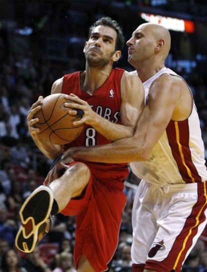 Zydraunas Ilgauslas, de Miami, agarra a José Calderón.