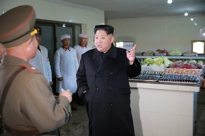 Kim Jong-Un inspeccionando la unidad KPA 1344. la Fotografía sin fecha publicada por la KCNA el 9 de noviembre de 2016.