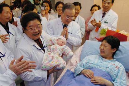 Las autoridades visitan en el hospital al niño considerado el habitante 1.300 millones de China.