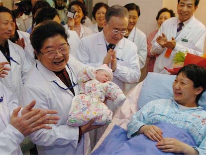 Las autoridades visitan en el hospital al niño considerado el habitante 1.300 millones de China.