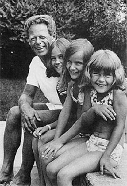 Hans Küng, durante unas vacaciones en Sursee, con sus sobrinas Sonja, Carmen y Sibyl.