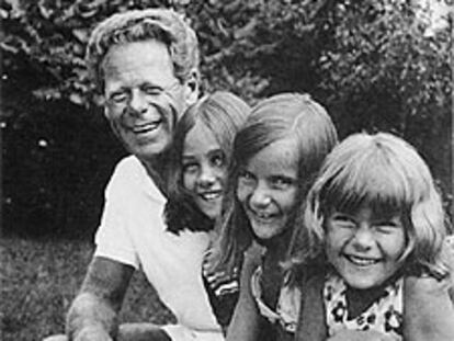 Hans Küng, durante unas vacaciones en Sursee, con sus sobrinas Sonja, Carmen y Sibyl.
