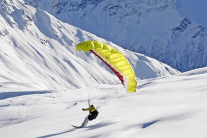 <b><p>Descender, flotar y volar </b></p> Cerler, en el Pirineo aragonés, es la única estación española donde está permitido el <i>speed riding</i>, una divertida variedad de esquí que sustituye los bastones por una minivela de parapente que permite flotar sobre la nieve y realizar vuelos cortos. Para practicar esta modalidad se requiere un nivel medio-alto de esquí (el equivalente a una pista roja) y realizar un curso de iniciación o de progresión de cuatro horas diarias durante cuatro o cinco días (350 y 450 euros, respectivamente). Además de Cerler, en los Pirineos se puede practicar este deporte en Vallnord (Andorra) y la estación francesa de Peyragudes.