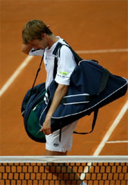 Juan Carlos Ferrero abandona la pista tras su retirada en el partido de semifinales del torneo de Roma contra Federer.