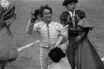 El torero Sebastián Palomo Linares, saludando en una plaza con una oreja en la mano y el capote en la otra, en 1981. 