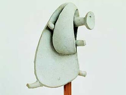 'Perro' (1952), cerámica de Isamu Noguchi.