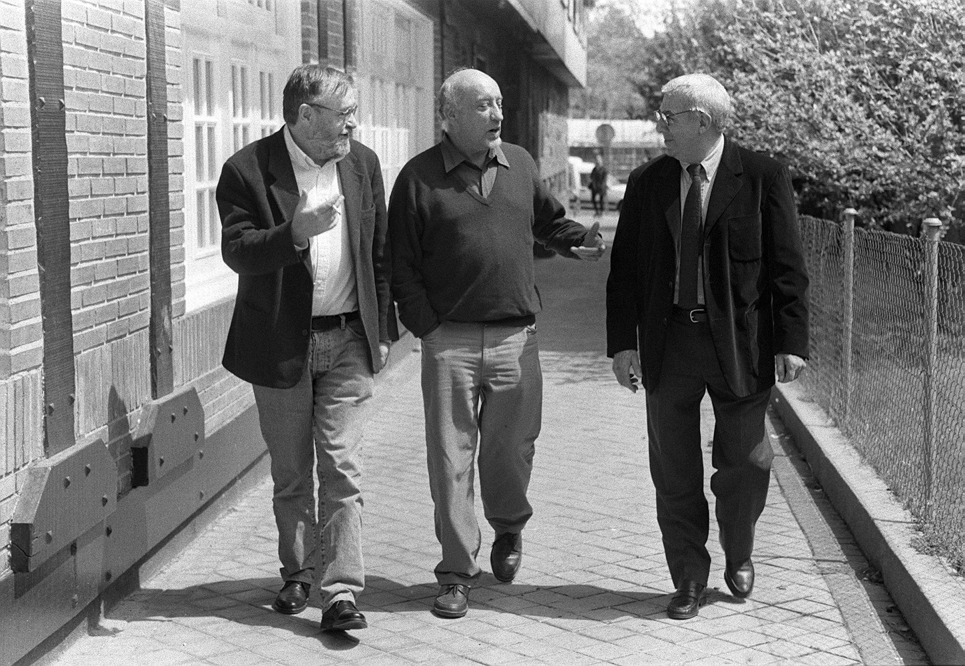 De izquierda a derecha: José Luis García Sánchez, Manuel Vicent y Rafael Azcona.