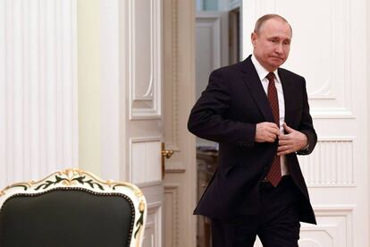 El presidente ruso, Vladímir Putin, antes del encuentro con los otros candidatos en el Kremlin en Moscú este lunes 19 de marzo.
 
