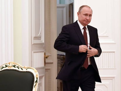 El presidente ruso, Vladímir Putin, antes del encuentro con los otros candidatos en el Kremlin en Moscú este lunes 19 de marzo.
 