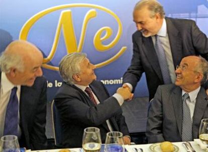 El ex ministro Pedro Solbes saluda a Trichet (sentado), en presencia del presidente del BBVA, Francisco González (izquierda), y del gobernador del Banco de España, Miguel Ángel Fernández Ordóñez.
