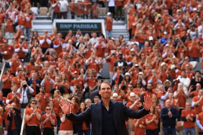 Nadal saluda a los aficionados de la Philippe Chatrier durante el homenaje.