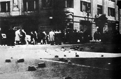 Una de les poques fotografies que es conserven de la vaga dels tramvie sde 1951, feta a la Vía Laietana de Barcelona.