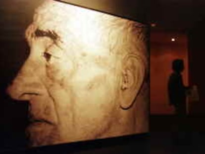 b sin nº (7/10/00) -recibida por email- EXPO SOBRE BUÑUEL AL MUSEU DEL CINEMA DE GIRONA. foto: PERE DURAN.