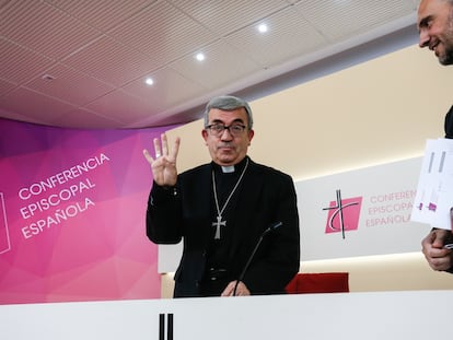 El secretario general de los obispos, Luis Argüello, durante la rueda de prensa de este viernes.