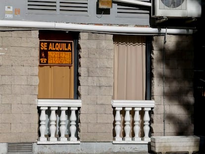 Vista de los carteles de alquiler en un piso de Madrid.