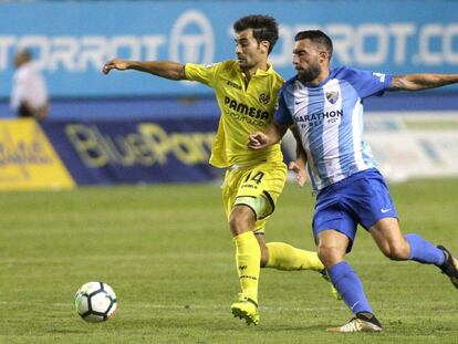 Trigueros pugna con Borja, del M&aacute;laga.