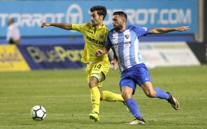 Trigueros pugna con Borja, del Málaga.