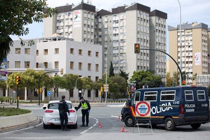 Control policial junto al a comisaría provincial de Málaga. Foto: Garcia-Santos