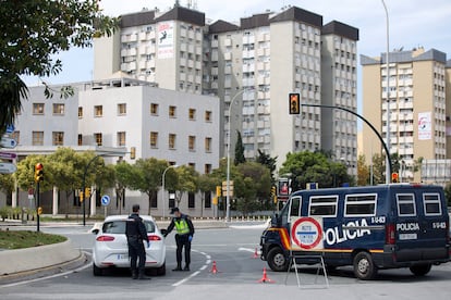 Control policial junto al a comisaría provincial de Málaga. Foto: Garcia-Santos