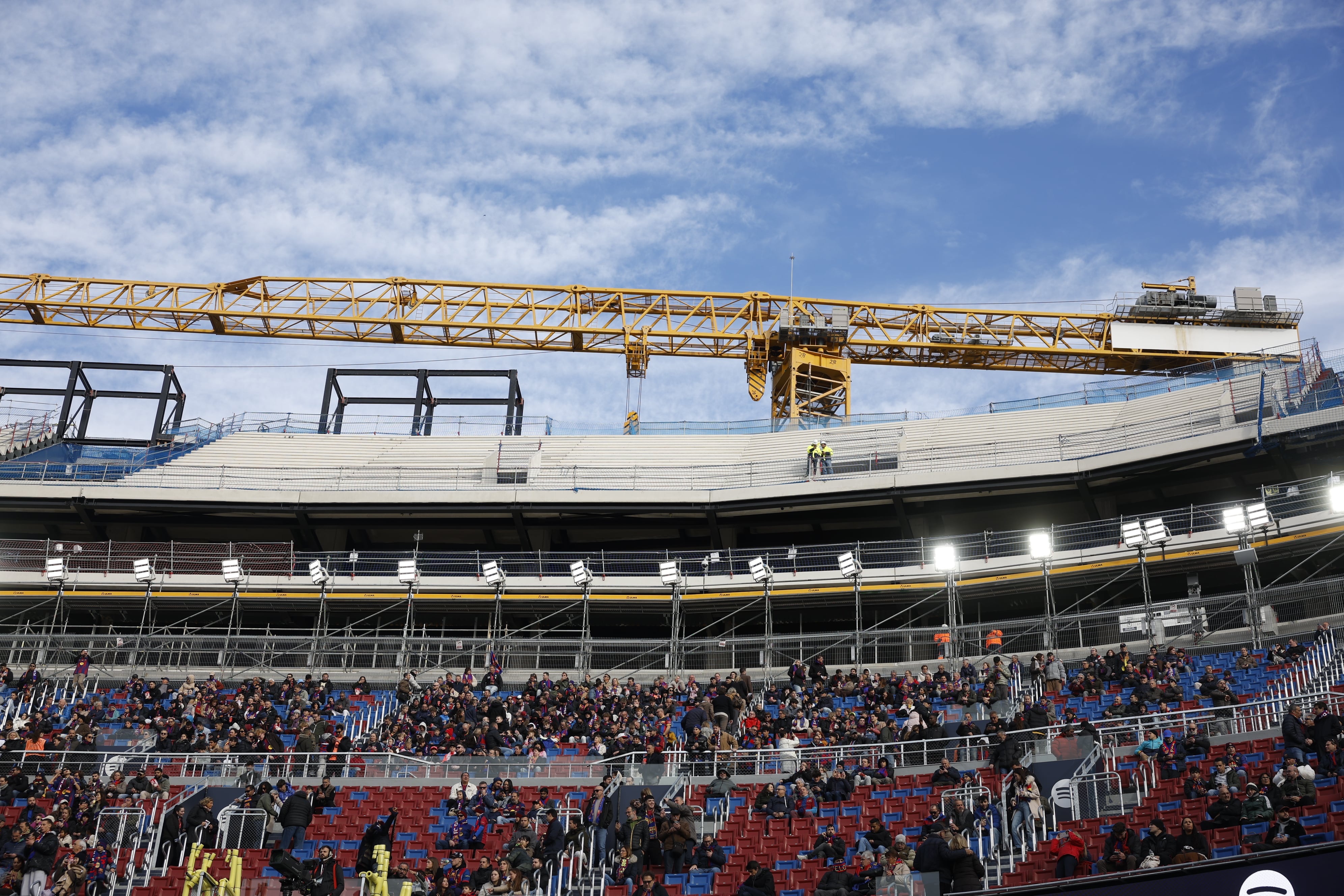El fútbol vuelve al Camp Nou: socios veteranos y aficionados de la generación Montjuïc se reencuentran en Les Corts