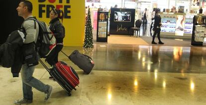 Pasajeros en el aeropuerto de Barajas.