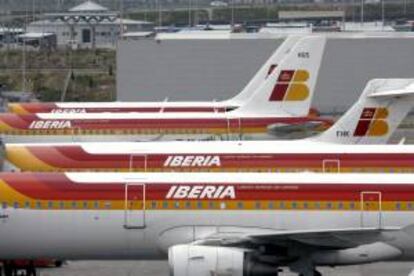 Fotografía de archivo de varios aviones de la compañía Iberia en el aeropuerto de Barajas, en Madrid. EFE/Archivo