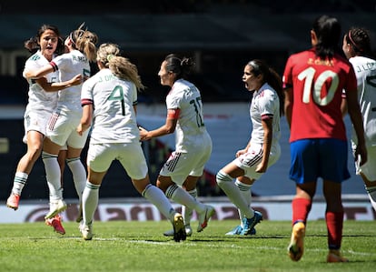 Rebeca Bernal es felicitada por sus compañeras tras el primer gol contra Costa Rica.