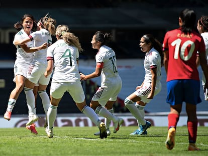 Rebeca Bernal es felicitada por sus compañeras tras el primer gol contra Costa Rica.