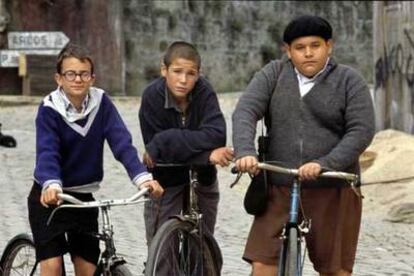 Juan José Ballesta, entre Daniel Retuerta (izquierda) y Andrés de la Cruz, en un fotograma de <i>El viaje de Carol</i>.