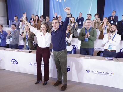 La renovada secretaria general del PP, Cuca Gamarra, y el presidente del Partido Popular, Alberto Núñez Feijóo, durante el congreso autonómico del PP en Albelda de Iregua (La Rioja), este sábado.