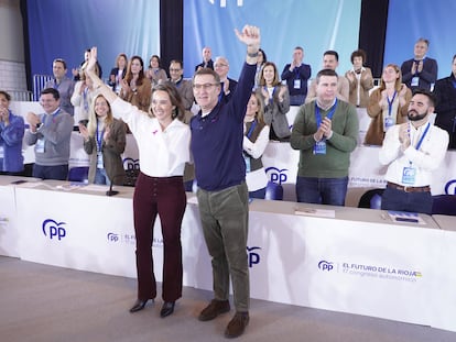 La renovada secretaria general del PP, Cuca Gamarra, y el presidente del Partido Popular, Alberto Núñez Feijóo, durante el congreso autonómico del PP en Albelda de Iregua (La Rioja), este sábado.