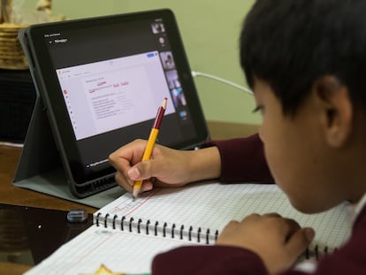 Un niño toma clase de manera virtual desde su casa, durante la pandemia de la covid-19, en Ciudad de México.