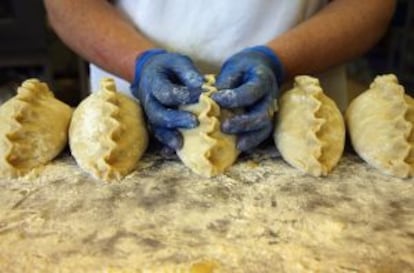 Elaboración de 'cornish pastries' en Pengenna Pasties, pastelería de Bude, en Cornualles (Reino Unido).