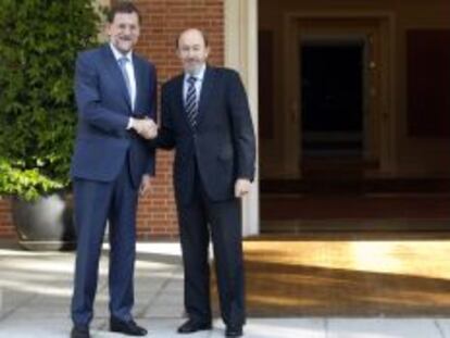 El presidente del Gobierno, Mariano Rajoy, junto con el líder de la oposición, Alfredo Pérez Rubalcaba.