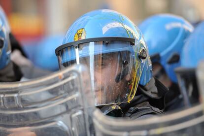 Un policía con el casco lleno de huevo, durante la protesta en Roma.