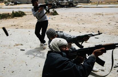 20 de abril. Rebeldes libios disparan a las fuerzas leales a Gadafi en las calles de Misrata.