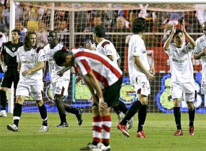 Los jugadores del Sevilla festejan un gol.