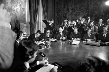 Firma de los Pactos de la Moncloa, con Felipe González, Adolfo Suárez, Rodolfo Martín Villa, Enrique Tierno Galván, Miquel Roca Junyent, Santiago Carrillo y Leopoldo Calvo Sotelo.