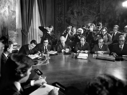 Firma de los Pactos de la Moncloa, con Felipe González, Adolfo Suárez,  Rodolfo Martín Villa, Enrique Tierno Galván, Miquel Roca Junyent, Santiago Carrillo y Leopoldo Calvo Sotelo.