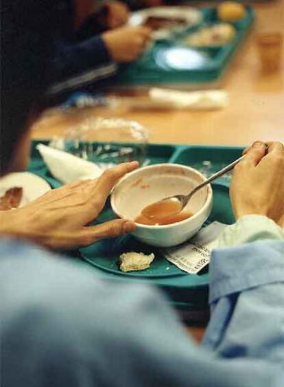 La hora de la comida en la unidad de anorexia en el hospital de Ciudad Real.