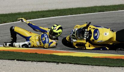 Rossi se cae en el GP de Valencia de 2006.