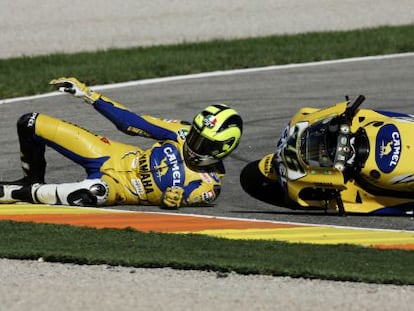 Rossi se cae en el GP de Valencia de 2006.