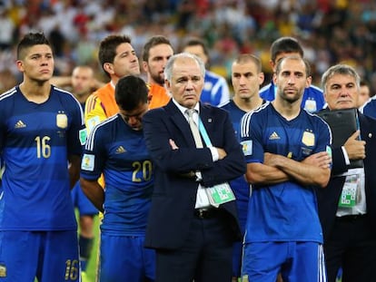 Sabella, junto a los jugadores de Argentina tras perder la final del Mundial de Brasil ante Alemania.