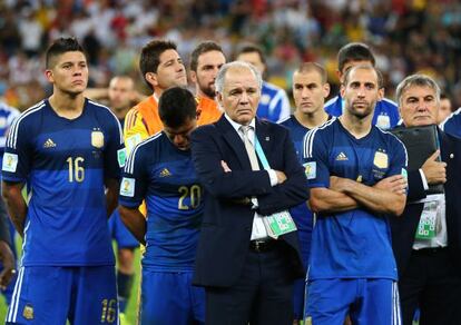 Sabella, junto a los jugadores de Argentina tras perder la final del Mundial de Brasil ante Alemania.