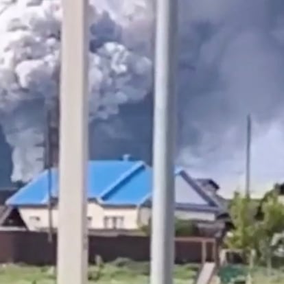 Columna de humo tras un ataque ucranio con drones sobre la base militar rusa de Sredny, en la región de Irkutsk, este domingo.